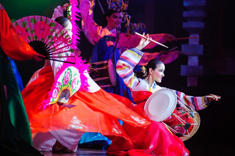 Các vũ công chuyển giới diện Hanbok biểu biễn múa quạt