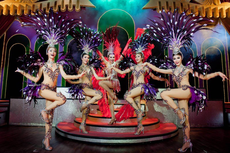 Alcazar Show là đêm diễn ca múa nhạc của các vũ công nam đã chuyển giới.