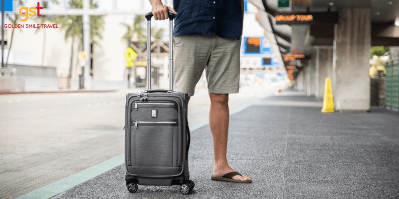 TUYỆT ĐỐI không cầm giùm đồ lên máy bay đối với người không quen biết nhé.