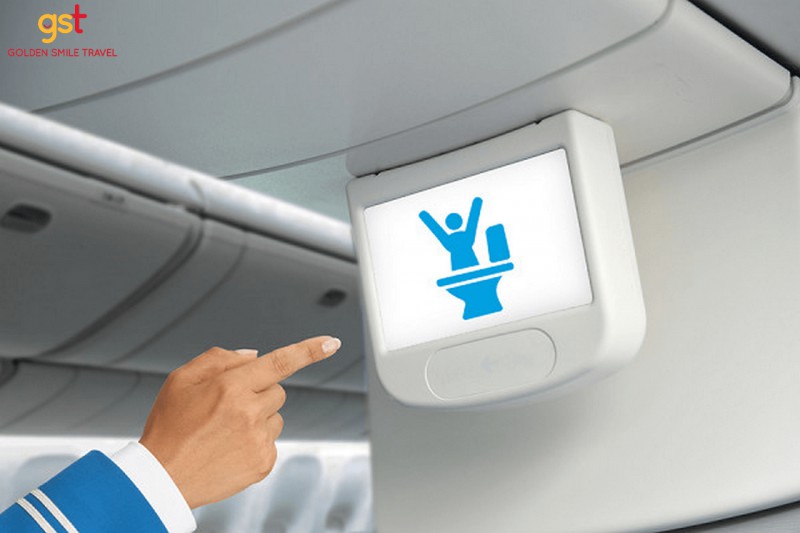 Bạn nên lắng nghe hiệu lệnh của tiếp viên về những lúc không nên sử dụng nhà vệ sinh nhé.