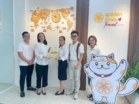 Trao phần quà “ vé tour Tương Tây Tam Hiệp” cho khách hàng trúng thưởng tại ngày hội du lịch TP.HCM lần thứ 19