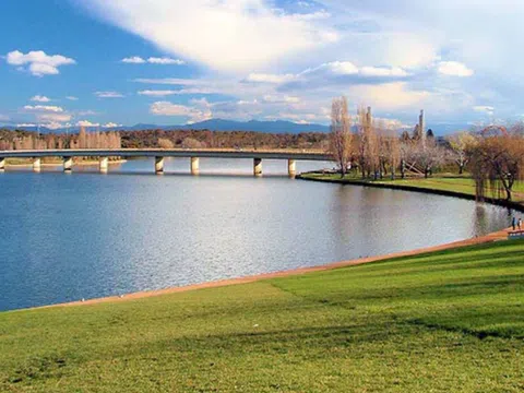 Tận hưởng không gian yên bình của Hồ Burley Griffin tại Úc