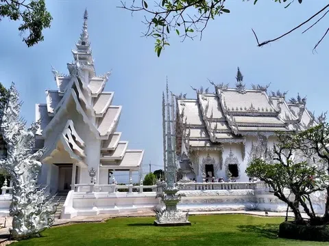 Chùa Trắng (Wat Samphran): Ngôi Chùa Trắng Độc Đáo Nhất Thái Lan