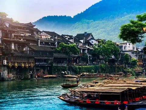 Du Lịch Phượng Hoàng Cổ Trấn Tháng 7 Có Gì Đặc Biệt?
