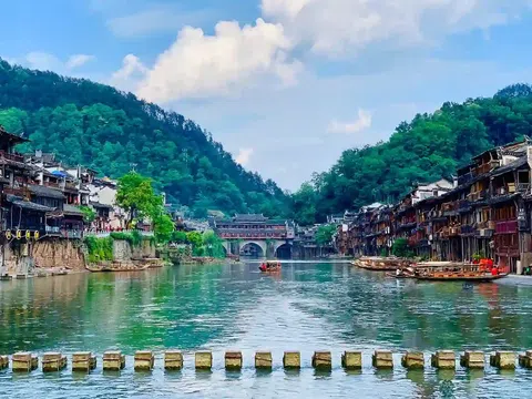 Phượng Hoàng Cổ Trấn Ở Đâu Trung Quốc? Thời Tiết, Lễ Hội, Địa Điểm Nổi Tiếng
