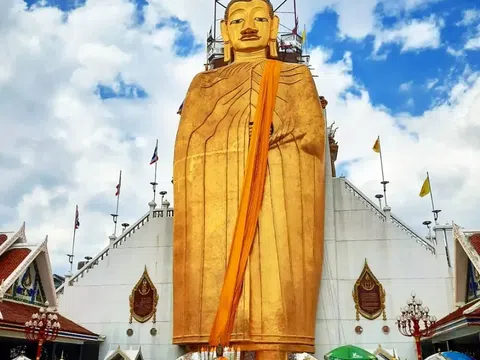 Khám Phá Tượng Phật Đứng Wat Intharawihan Khổng Lồ Tại Thái Lan