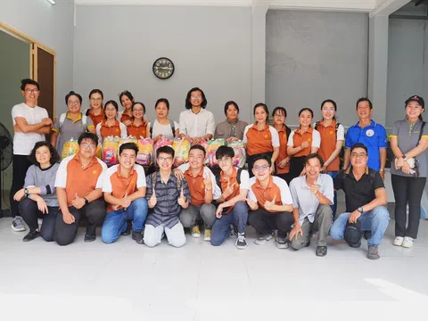 Chương trình tặng quà cho hội người mù Bình Thạnh của Golden Smile.