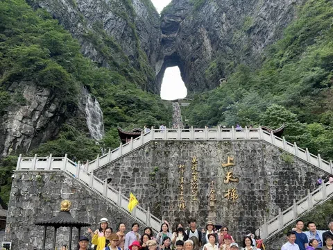 TÌNH TƯƠNG TÂY : CHƯƠNG TRÌNH THAM QUAN KHÁM TRƯƠNG GIA GIỚI - THIÊN MÔN SƠN - PHƯỢNG HOÀNG CỔ TRẤN - VŨ LĂNG NGUYÊN CÙNG GOLDEN SMILE TRAVEL