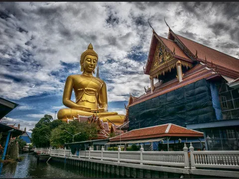 Wat Paknam Bhasicharoen - Biểu tượng tâm linh nổi tiếng giữa lòng Bangkok