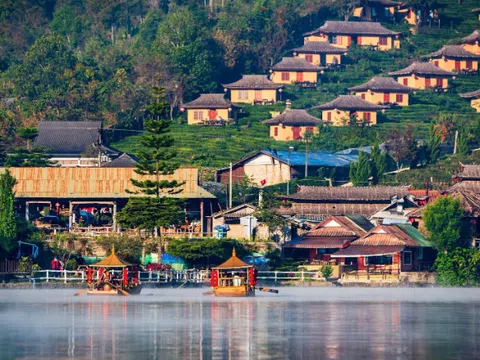 Ban Rak Thai: Ngôi làng bình yên và thơ mộng trên đất Thái