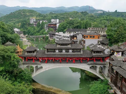 Ghé thăm Phù Dung Trấn: Cổ trấn mộng mơ trên thác nước 