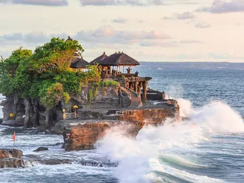 Đền Tanah Lot - Ngôi đền linh thiêng nằm trên khối đá giữa biển khơi 