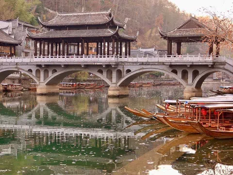 Phượng hoàng cổ trấn ở đâu? Du lịch Phượng Hoàng Cổ Trấn đi đâu? Ăn gì?