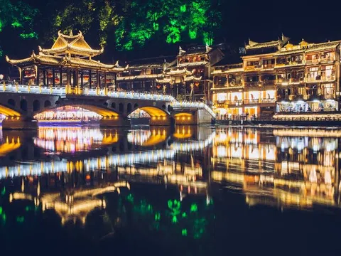 Chiêm ngưỡng vẻ đẹp lung linh đầy mê hoặc khi Phượng Hoàng cổ trấn về đêm