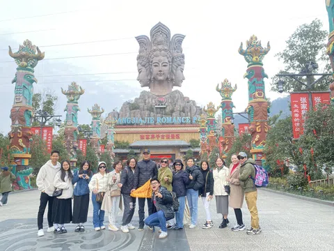 “TÌNH TƯƠNG TÂY”: HÀNH TRÌNH TRẢI NGHIỆM KỲ DIỆU CÙNG QUÝ ĐOÀN TẠI PHƯỢNG HOÀNG CỔ TRẤN - TRƯƠNG GIA GIỚI