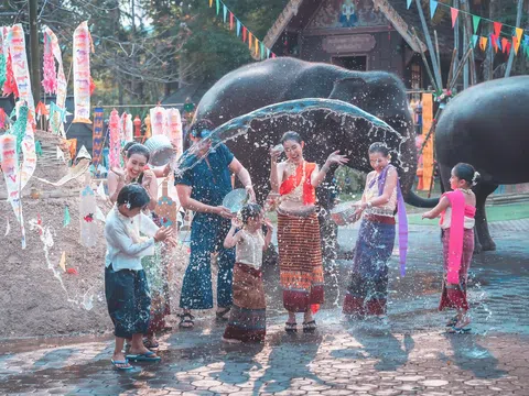 Tháng 4: Thử Thách Tham Gia Lễ Hội Té Nước (Songkran)